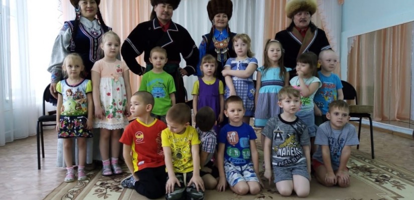 Ансамбль «Айланыс» приобщает детей к хакасской культуре