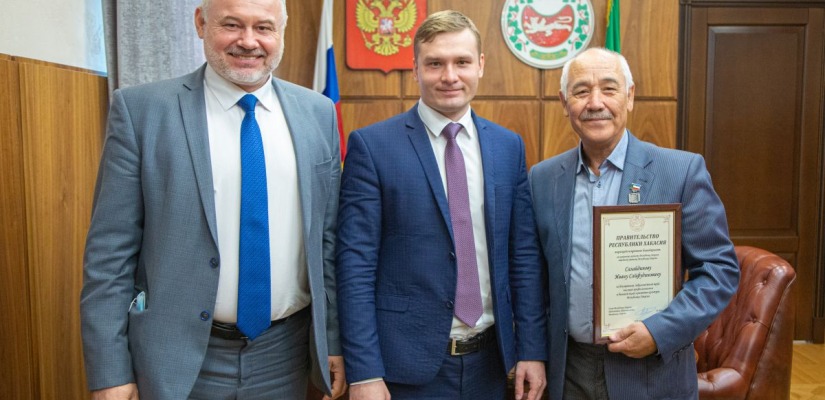 Глава Хакасии поздравил актера-юбиляра Ивана Салайдинова