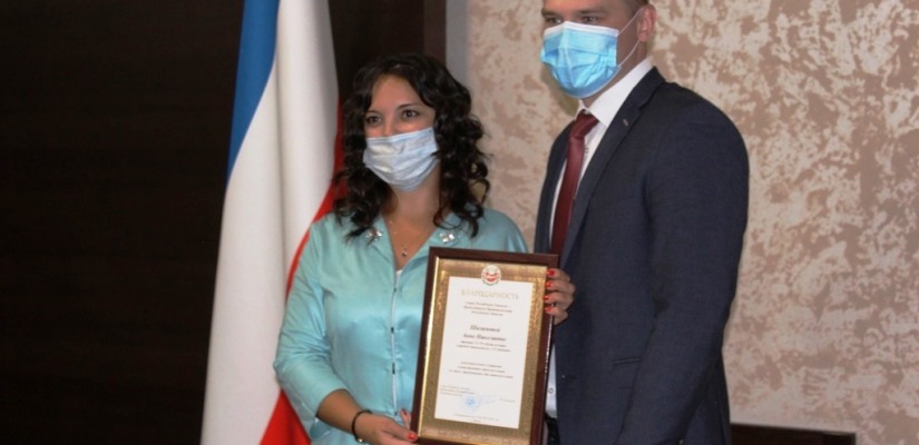 Глава Хакасии Валентин Коновалов поздравил директора Центра культуры имени Кадышева с Днём хакасского языка