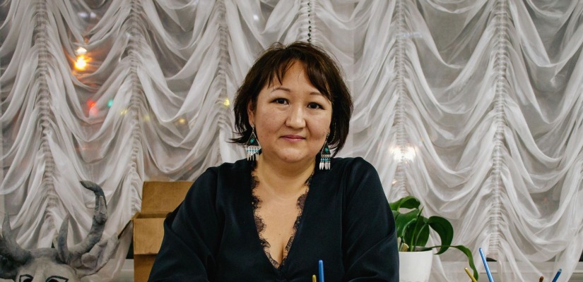 Художник-бутафор театра «Читiген» Надежда Амзаракова – автор лучшего современного украшения хакасских женщин