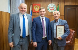 Глава Хакасии поздравил актера-юбиляра Ивана Салайдинова