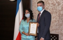 Глава Хакасии Валентин Коновалов поздравил директора Центра культуры имени Кадышева с Днём хакасского языка