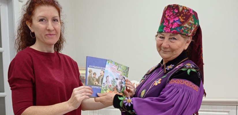 Альбина Курбижекова подарила книги  Хакасской республиканской детской библиотеке