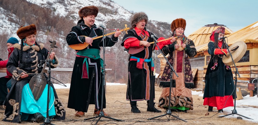 Ансамбль «Айланыс» представил жителям Хакасии старинные кызыльские народные песни