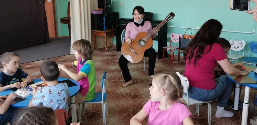 Педагоги  национальной детской школы искусств выступили с мастер – классом в детском саду