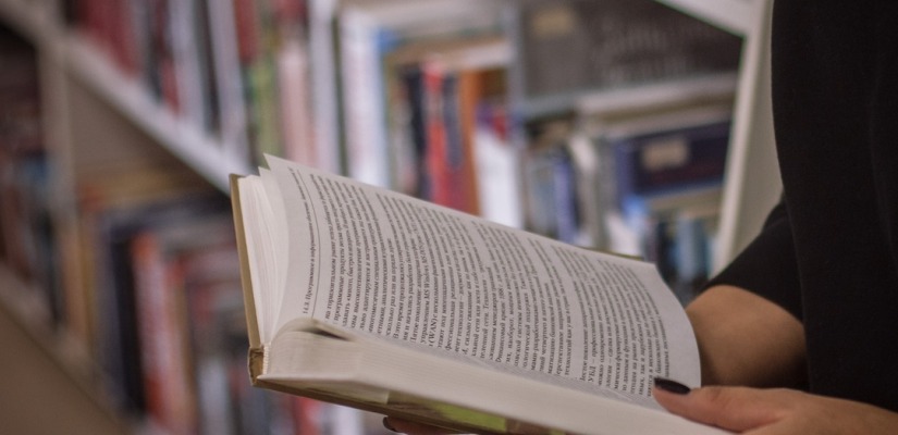 Презентация книги Сергея Вычужанина «Инкубатор охотников» из трилогии «Охотник за пришельцами»