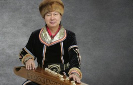 Евгений Улугбашев приглашает жителей Хакасии на открытый урок горлового пения и игре на чатхане