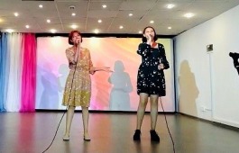 Коллективы ДК «Металлург» поздравили сорских металлургов с праздником