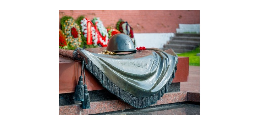 Ко Дню неизвестного солдата:  интерактивные плакаты, видеообзоры и книжные выставки