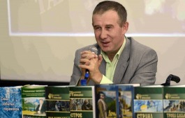 Главная библиотека Хакасии поздравляет писателя, возглавляющего топ-10 популярных и читаемых книг абонемента-2021 с юбилеем