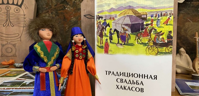 Искусствовед Маина Чебодаева подарила книгу  детской библиотеке