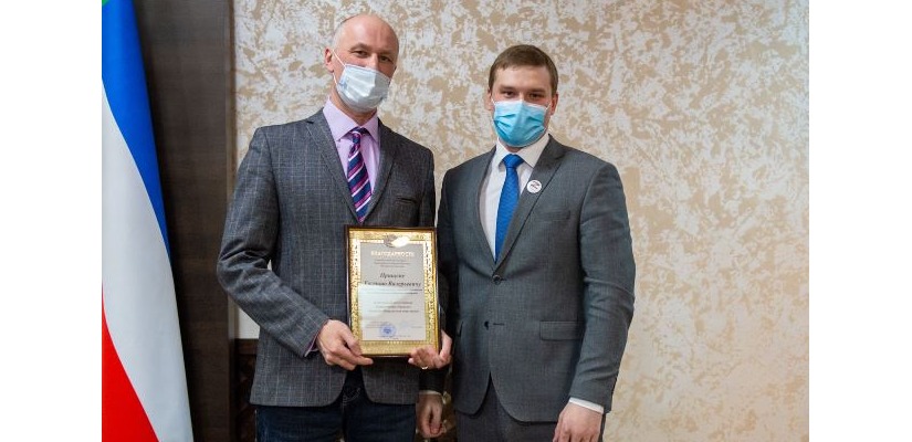 Глава Республики Хакасия вручил благодарственное письмо директору Национального архива