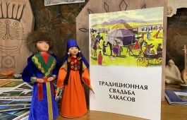 Искусствовед Маина Чебодаева подарила книгу детской библиотеке