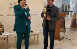 Министр культуры Хакасии вручила кинематографическую премию «Чыпчаал» («Вершина творчества») режиссеру Юрию Курочке