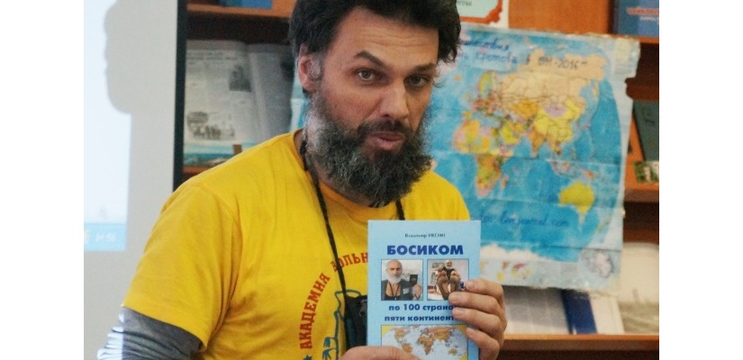 «Автостопом с книгой»: встреча с Антоном Кротовым в главной библиотеке Хакасии