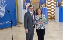 Заведующая труппой Хакасского национального театра награждена почетным званием