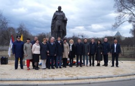 В Георгиевском саду Абакана отдали дань памяти воинам, отстоявшим нашу Родину в боях с немецко-фашистскими захватчиками